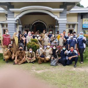 Seluruh tim puskes dan kades Foto bersama di rumah kades sukamaju oku